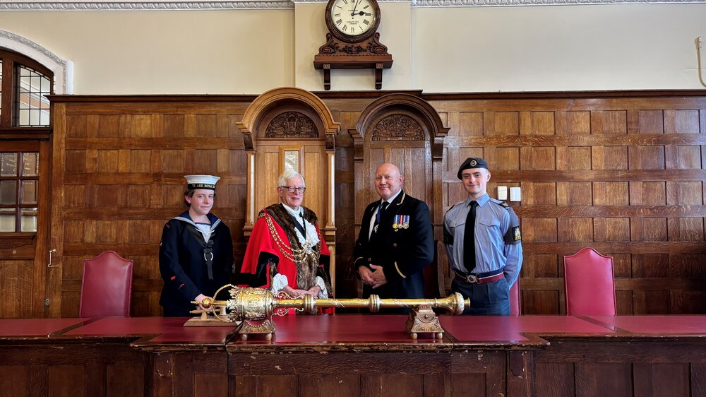 Picture of mayor and cadets.